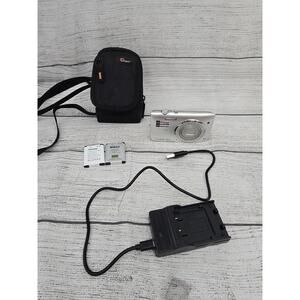 Nikon Coolpix S3500 Digital Camera 7x Wide Silver W/ 2 Batteries, Charger,case